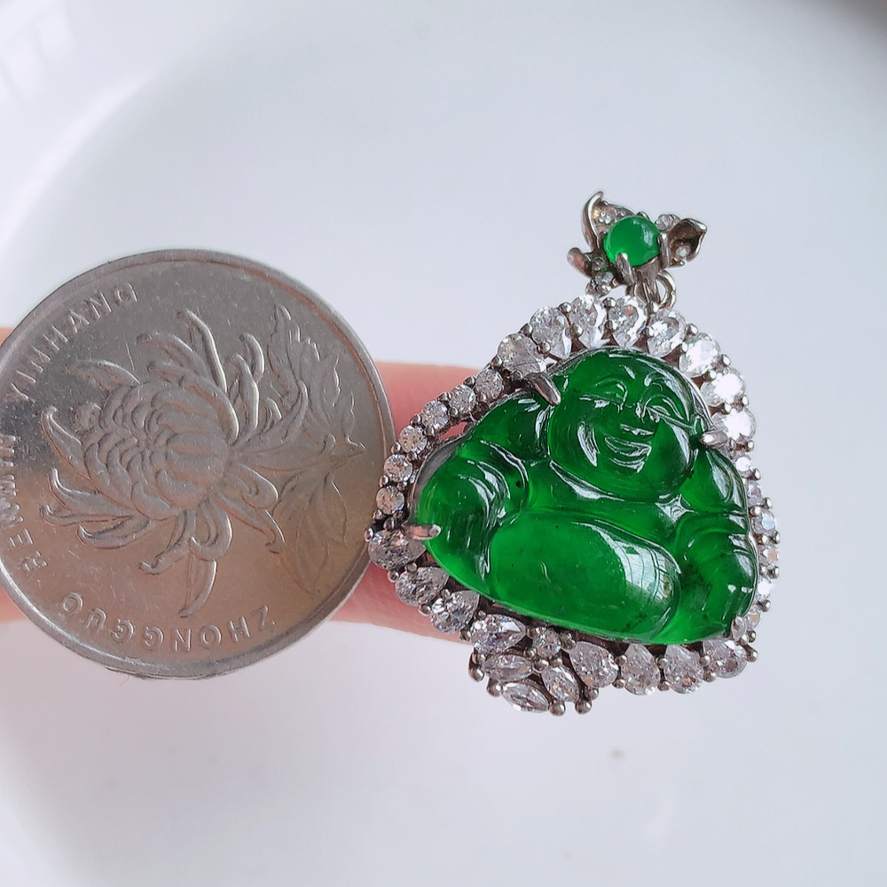 冰润满绿925银镶佛公挂件 玉质细腻  精雕弥勒佛，笑佛福耳垂肩，面相喜庆，开怀大笑，憨态可掬。惟妙惟肖，寓意福禄双全，吉祥美满，笑口常开 W481.25  整体尺寸：31-22.5-10.5mm   裸石尺寸：15-18.5mm