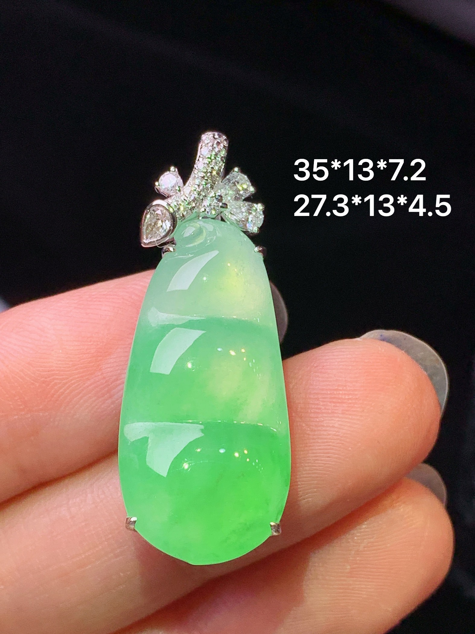 18k金钻镶嵌翠绿四季豆吊坠 玉质细腻 色泽艳丽清新 水润亮眼 整体尺寸35*13*7.2m5