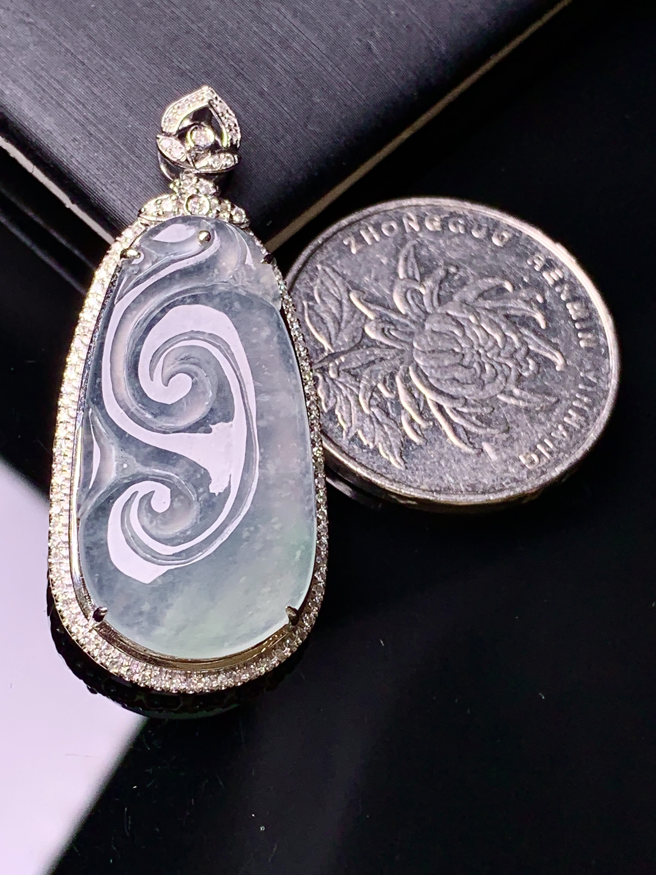 18k金钻镶嵌冰种如意吊坠 玉质细腻 色泽艳丽清新 水润亮眼 整体尺寸40.3*18*8