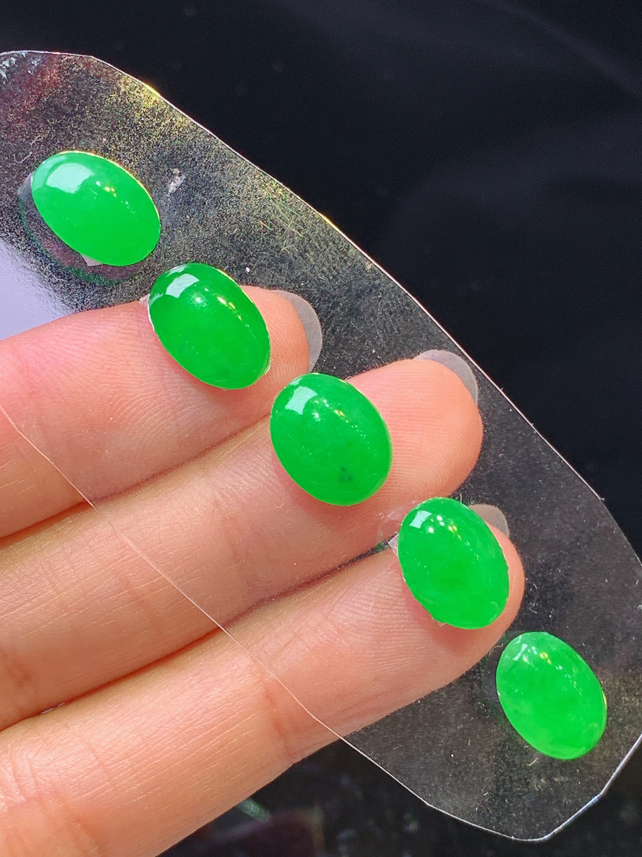 镶嵌款 翠绿蛋面一手 玉质细腻 色泽艳丽清新 水润亮眼 整体尺寸11*9.3*4.8m2