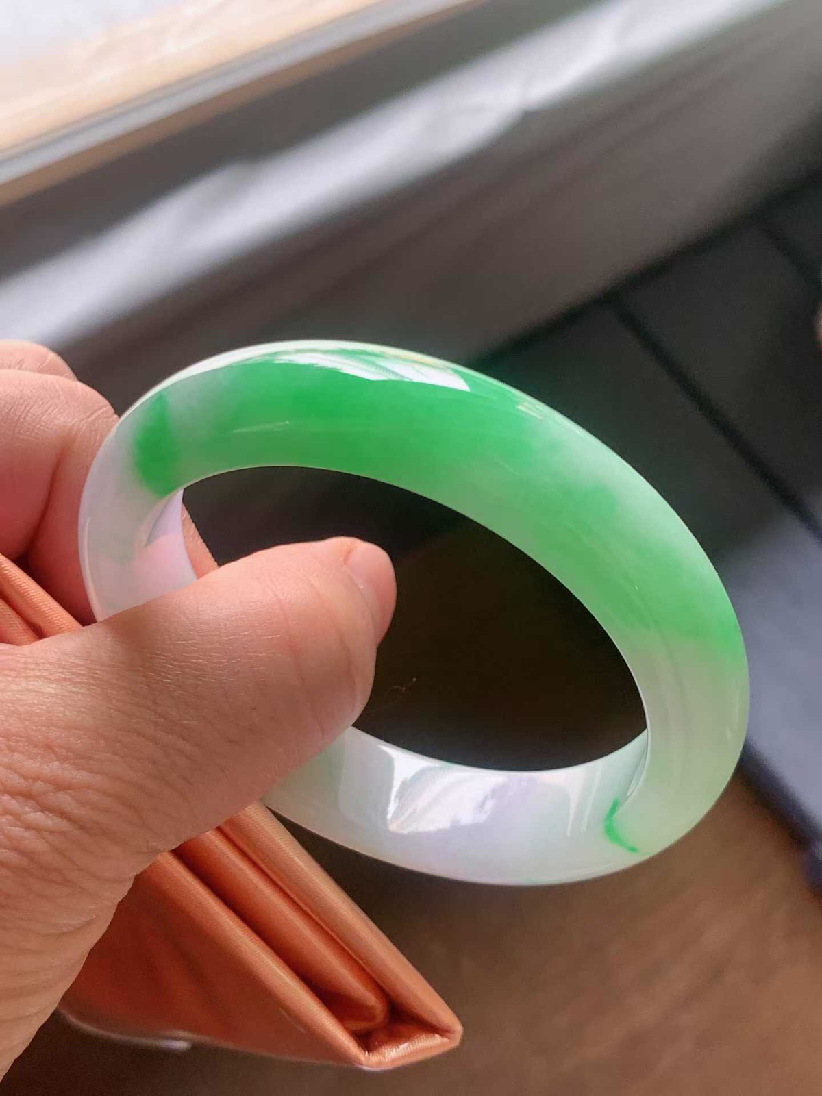 【翡翠名称】冰春彩阳绿54正圈口翡翠手镯
【翡翠尺寸】54/12.9/7.9mm适合53-55正圈口佩戴
【翡翠描述】宝贝种老水足，玉质细腻，色泽靓丽，性价比高，佩戴效果好！
【其它赠送】权威证书/精美挂绳盒子/支持全国复检