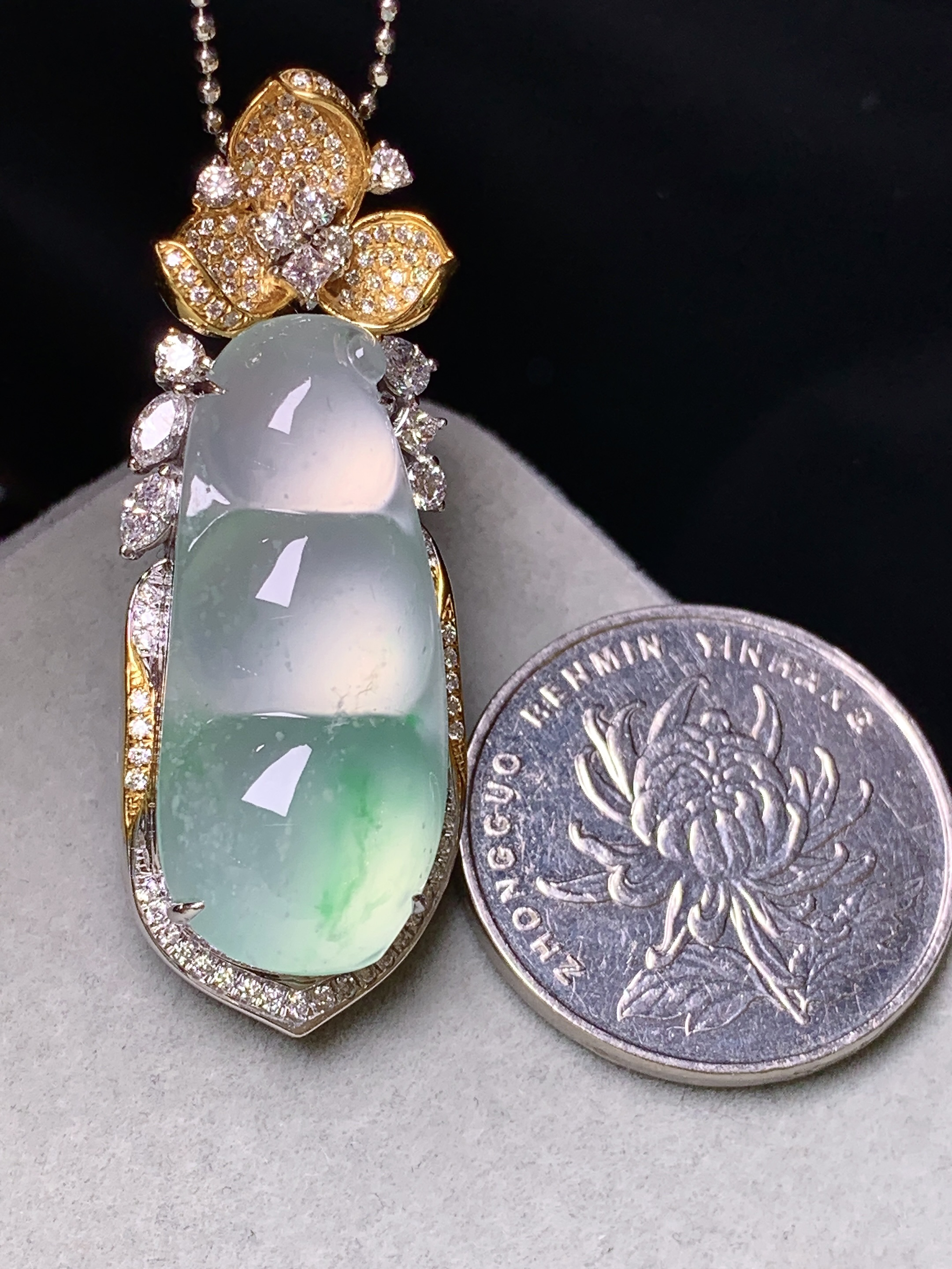 18k金钻镶嵌冰种飘绿四季豆吊坠 玉质细腻 色泽艳丽清新 水润亮眼 整体尺寸43.6*16.2*9.8m5