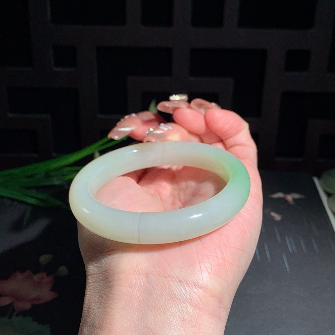 和田玉54.5圈口翠青手镯！玉质细腻油润 底色纯净 无裂无黑 脂粉好，品质高