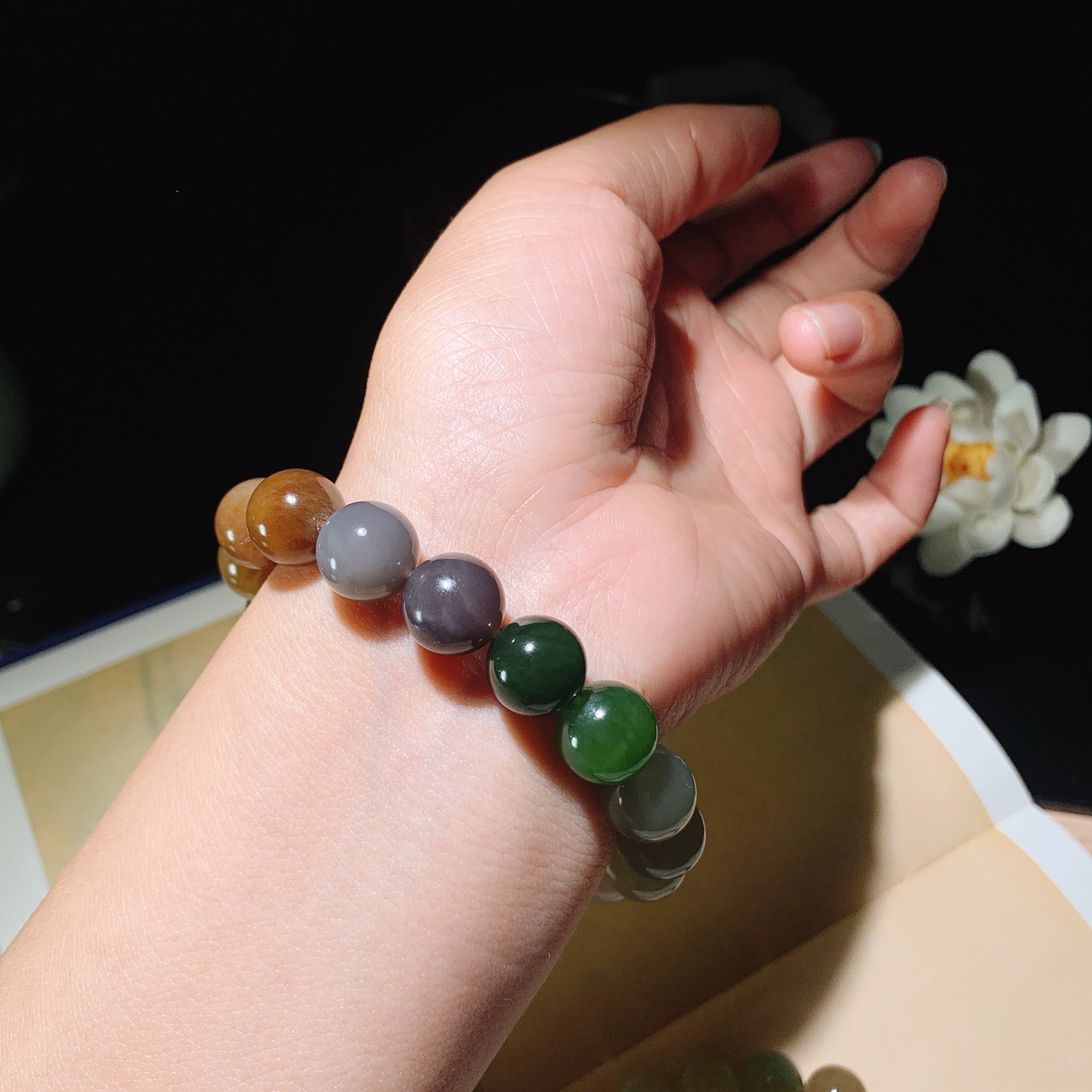 新疆和田玉且末糖多宝圆珠手串 且末糖手串 单颗尺寸12！玉质细腻油润。手推出油。品相大气 lt260327