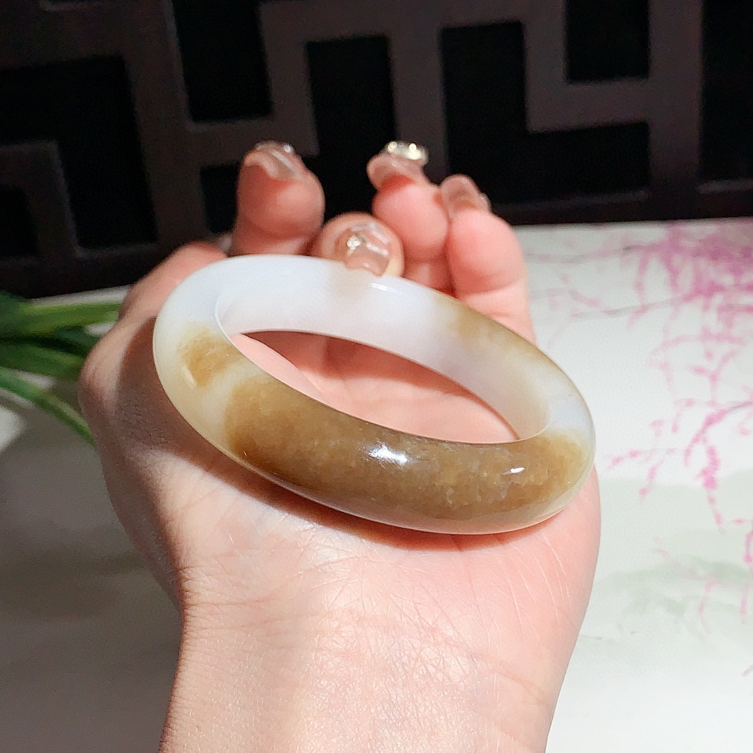 和田玉52.5圈口且末糖手镯！玉质细腻油润 底色纯净 无裂无黑 脂粉好，品质高。