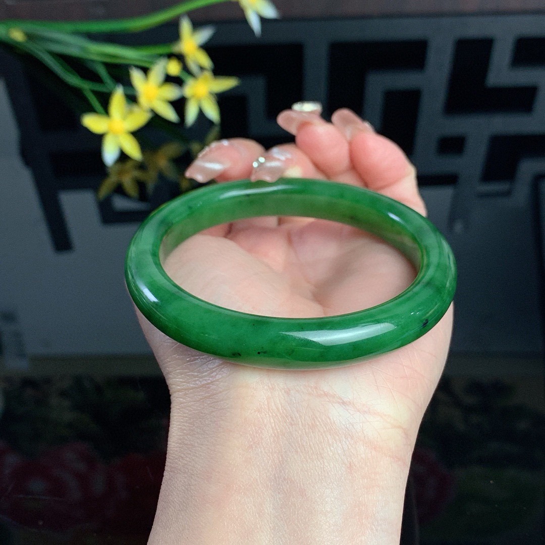 和田玉碧玉61圈口阳绿色碧玉手镯！玉质细腻油润 底色纯净 无裂无棉 脂粉好，品质高。