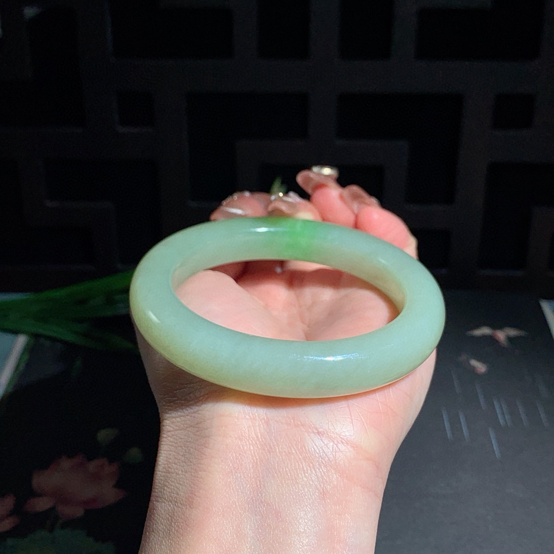 和田玉59圈口翠青手镯！玉质细腻油润 底色纯净 无纹裂 脂粉好，品质高