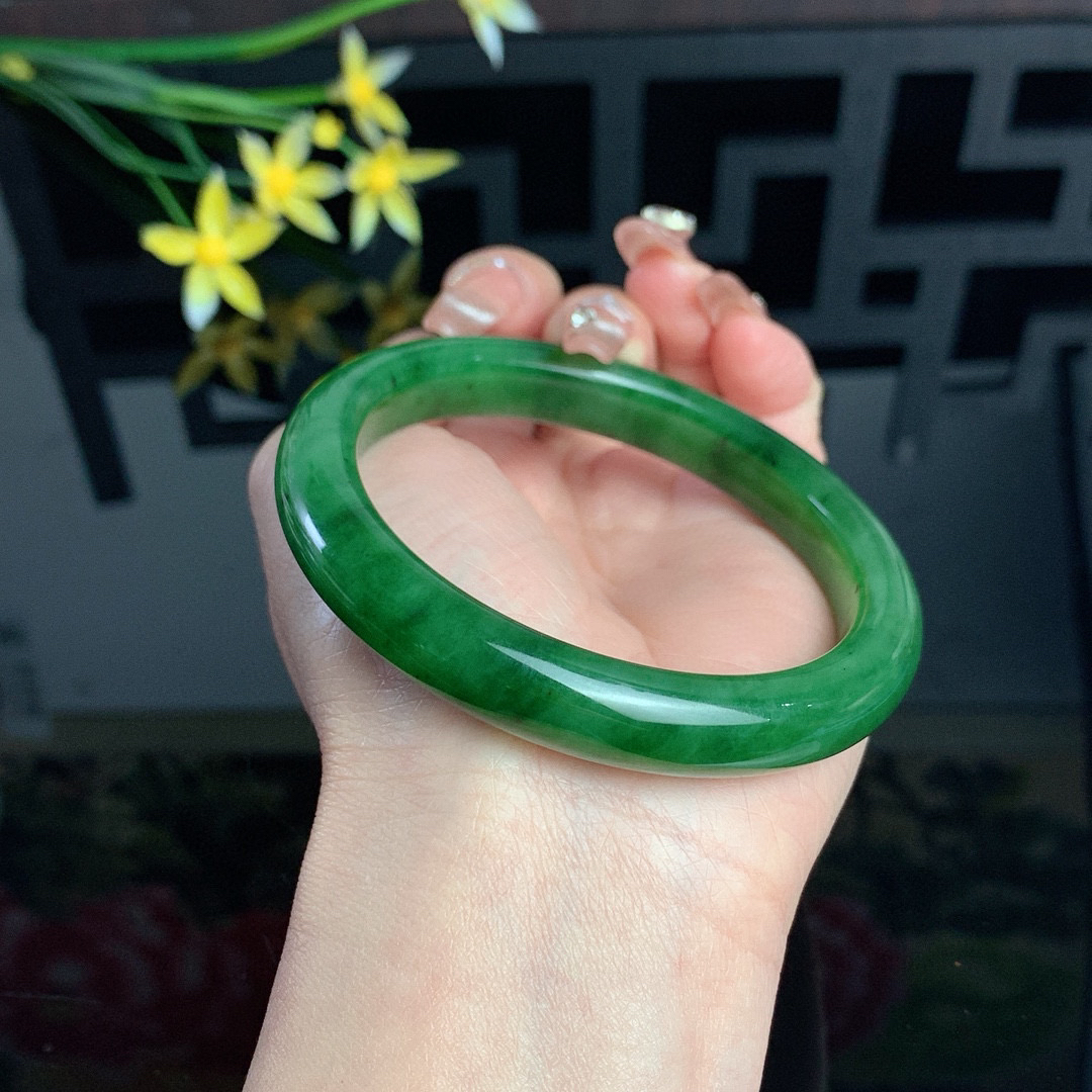 和田玉碧玉61圈口阳绿色碧玉手镯！玉质细腻油润 底色纯净 无裂无棉 脂粉好，品质高。