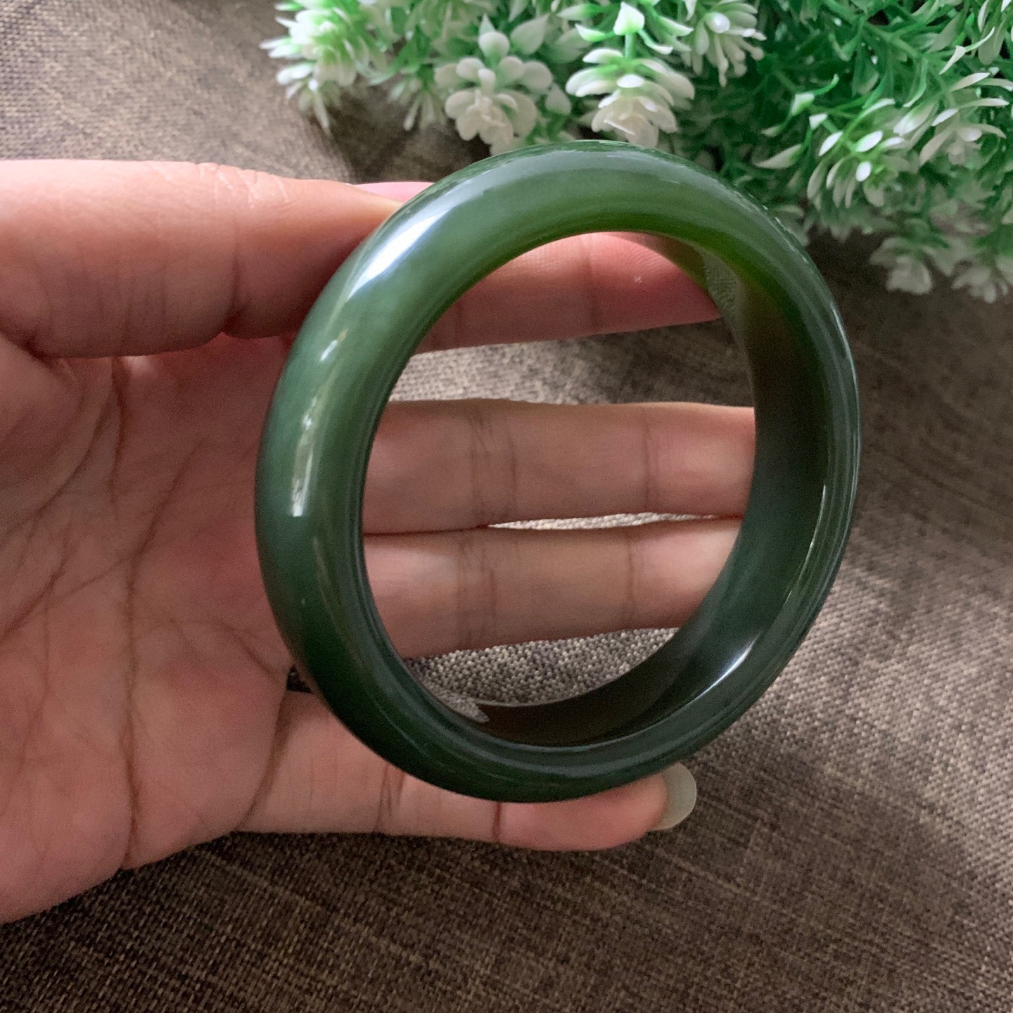 和田玉碧玉62圈口菠菜绿宽版手镯，镯型古朴典雅。在诗情画意的雨巷相遇，你是我腕间的一抹风情，有你眸有