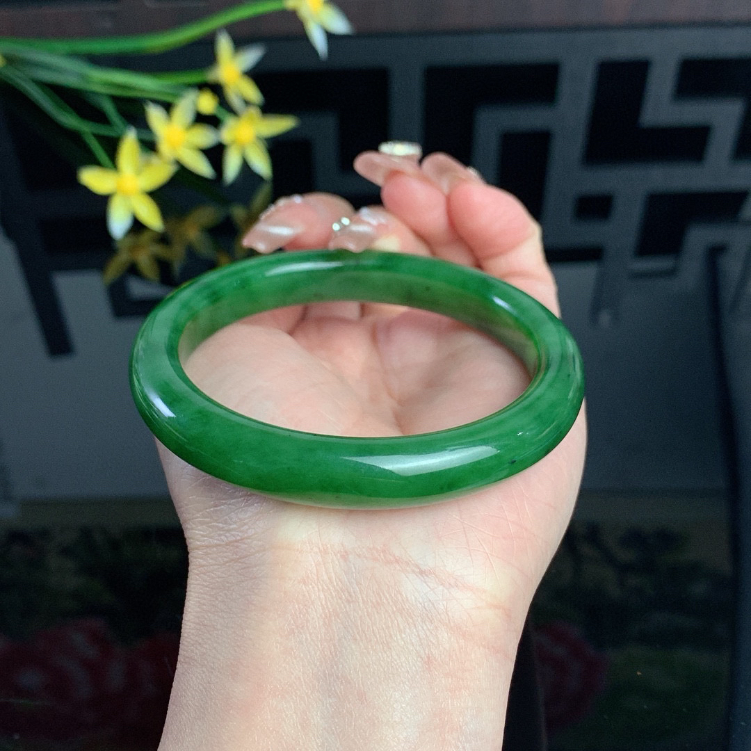 和田玉碧玉61圈口阳绿色碧玉手镯！玉质细腻油润 底色纯净 无裂无棉 脂粉好，品质高。