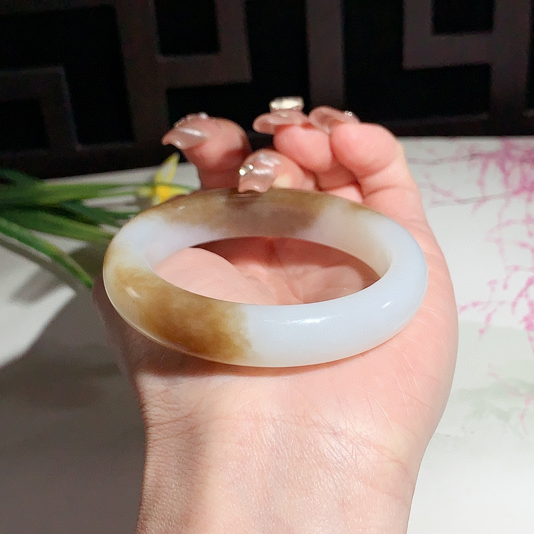 和田玉52.5圈口且末糖手镯！玉质细腻油润 底色纯净 无裂无黑 脂粉好，品质高。