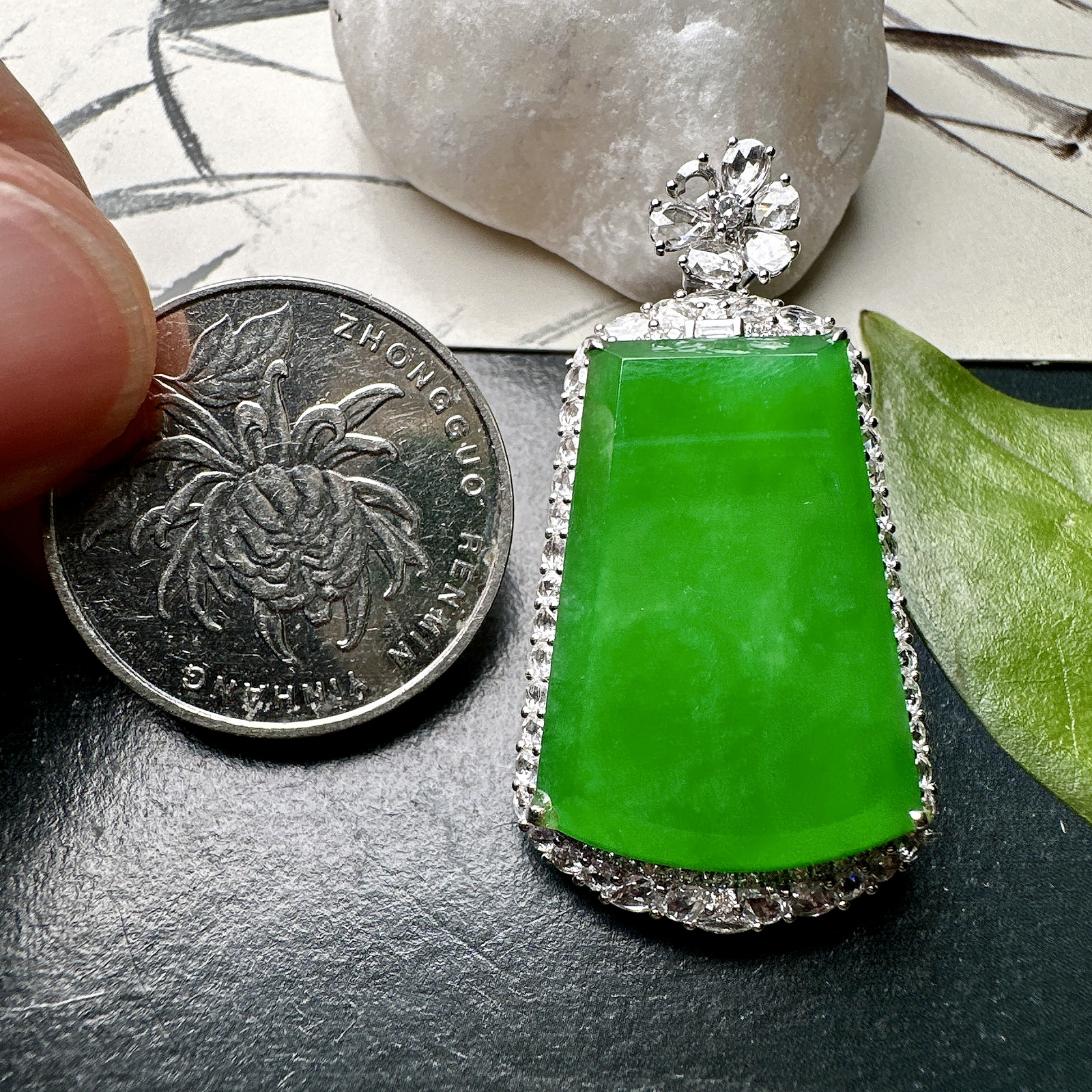 【冰种满绿无事牌】阳绿色泽，种水上乘，通透闪亮，晶莹剔透。18K金钻镶嵌，裸石尺寸26.2*18.4*3毫米。