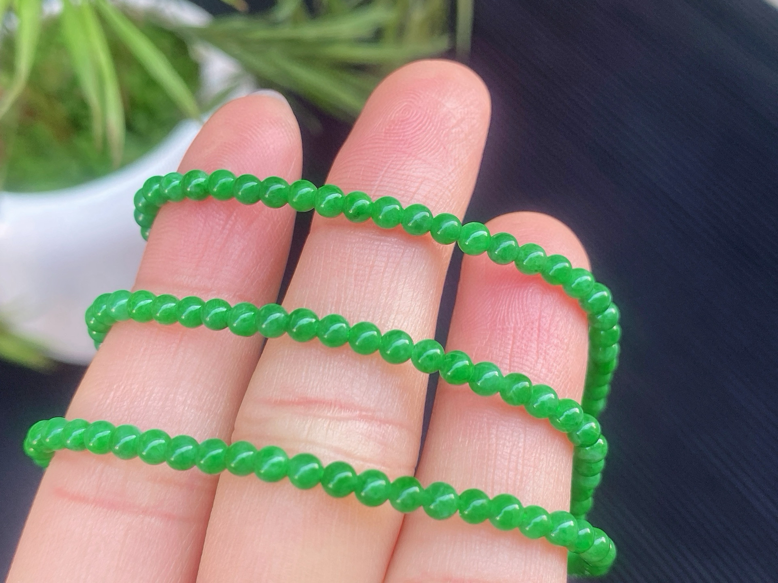 ​​​​阳绿小米珠链​​ 
色泽鲜亮饱满，冰润通透，种水细腻
佩戴方便，可做项链或手链