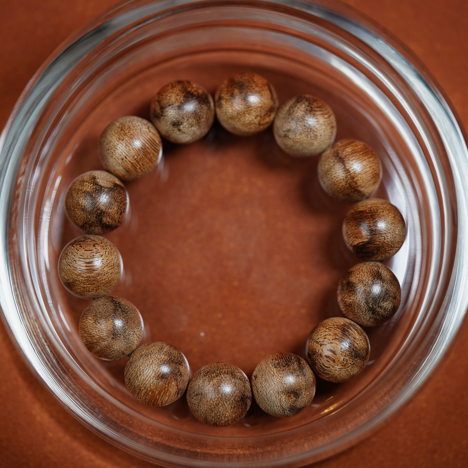 【西马虎斑·16mm】21 克
土黄与深褐交织成天然虎斑肌理，油润十足。
香韵初闻清冽带凉，混着草木的质朴，像晨雾漫过林间；转瞬蜜甜渐浓，清甜不烈，裹着淡淡花果香缓缓漫开；尾调药香回甘绵长，温润通透醇厚。
随身佩戴，淡淡香韵随行，低调又有韵味。