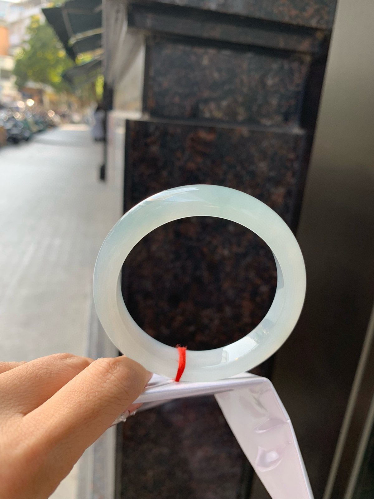 天空蓝正圈
56.5-8.6-11.5
底妆水润，质地细腻，天空蓝底色均匀，由内而外散发出温婉气质，清爽治愈