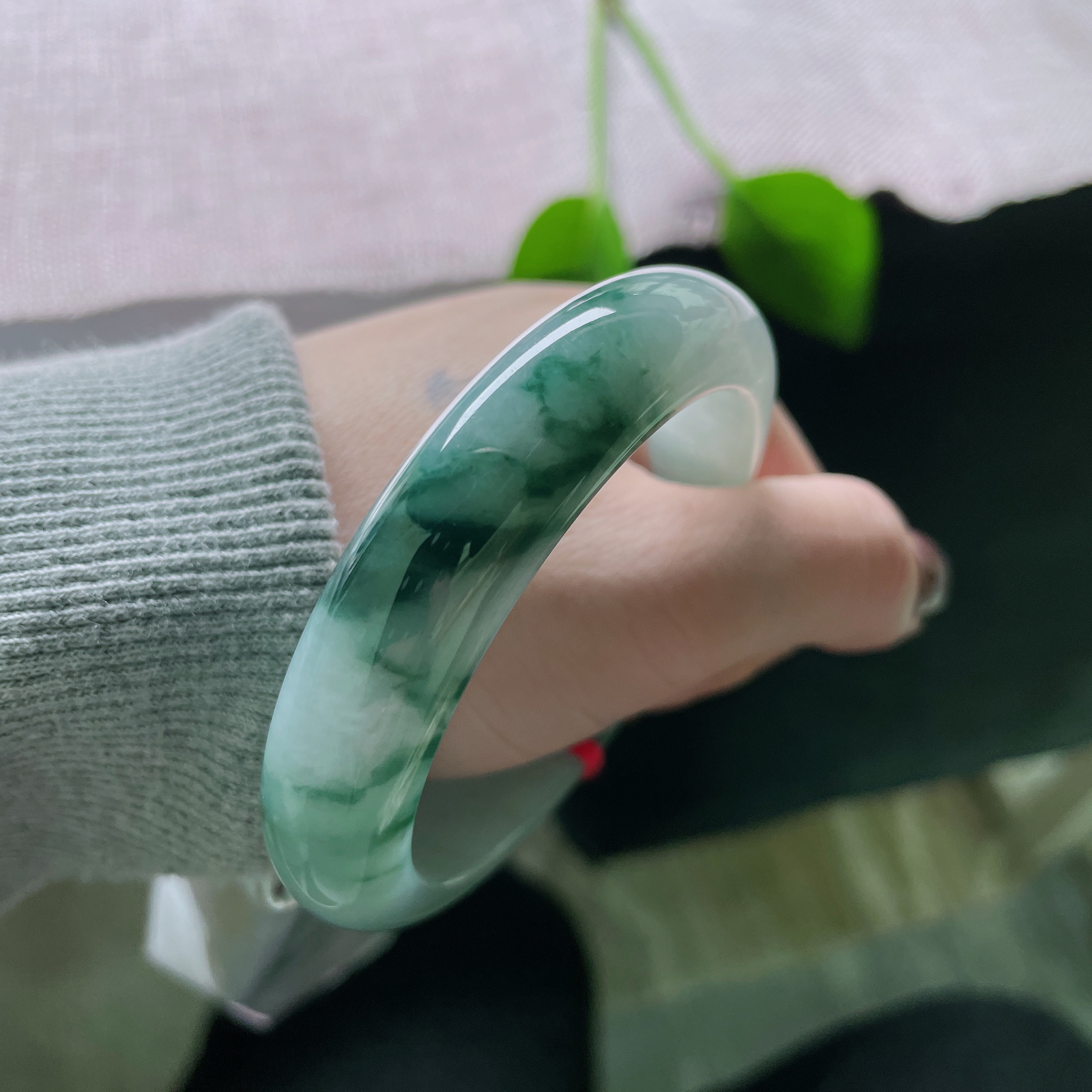 54.5/12.8/8.4，飘花正圈，方寸玉间，藏着一片江南。肉质细腻，种老，棉线