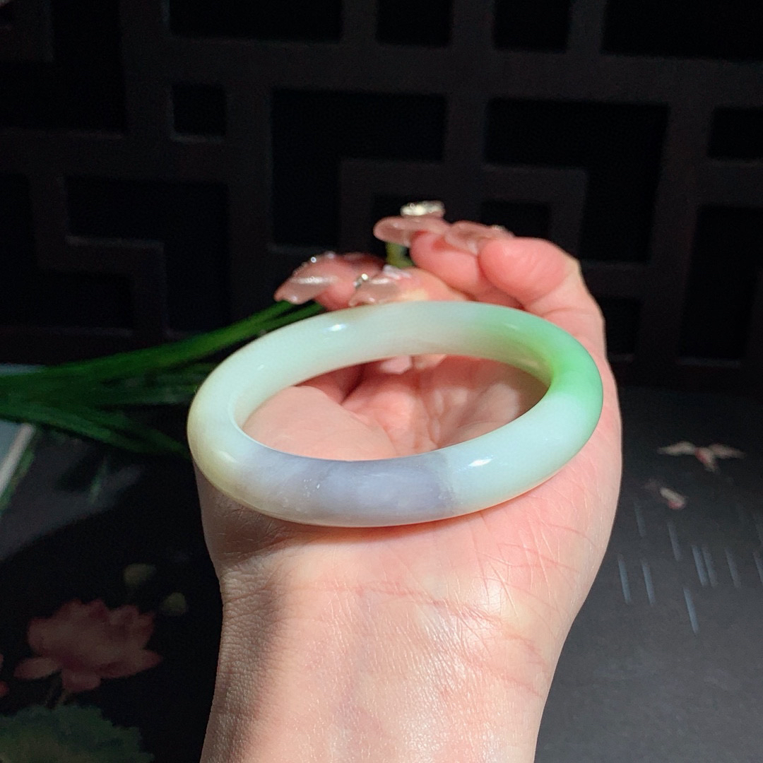 和田玉55圈口翠青三色手镯！玉质细腻油润 底色纯净 无裂无黑 脂粉好，品质高