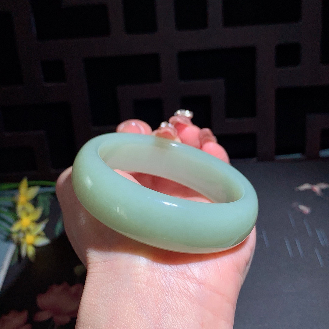 和田玉55.5圈口且末蓝宽版手镯！玉质细腻油润 底色纯净 无裂无杂 脂粉好，品质高