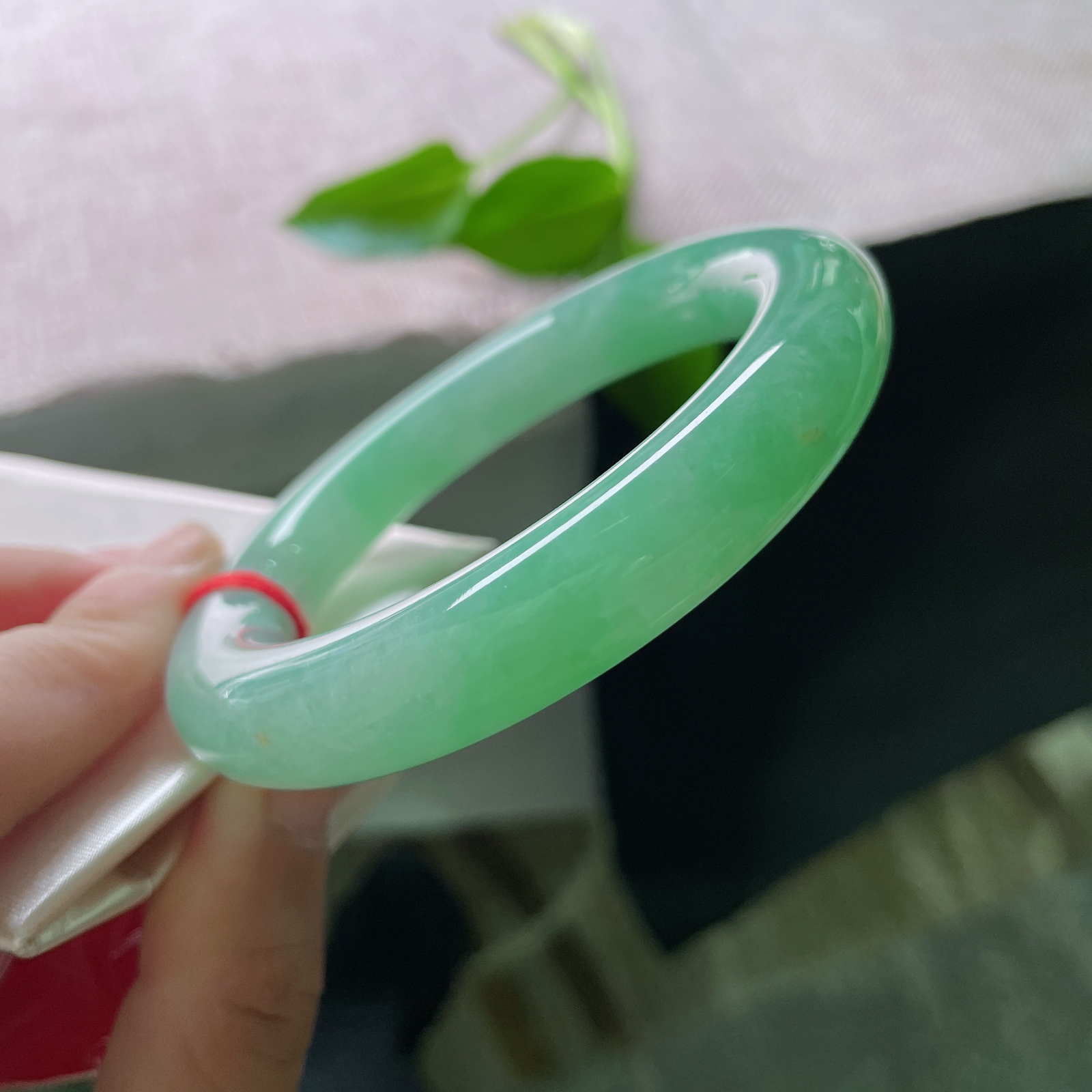 56.7/11.8，绿底圆条，满圈阳绿，均匀铺满。老坑料，肉质细腻，上手显白贵气。无纹裂