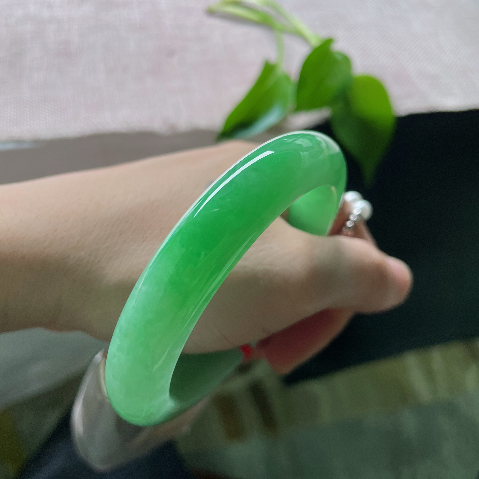 57.4/12.3/9.5，满绿正圈，色泽浓郁，腕间有青山，心中自有度。无纹裂