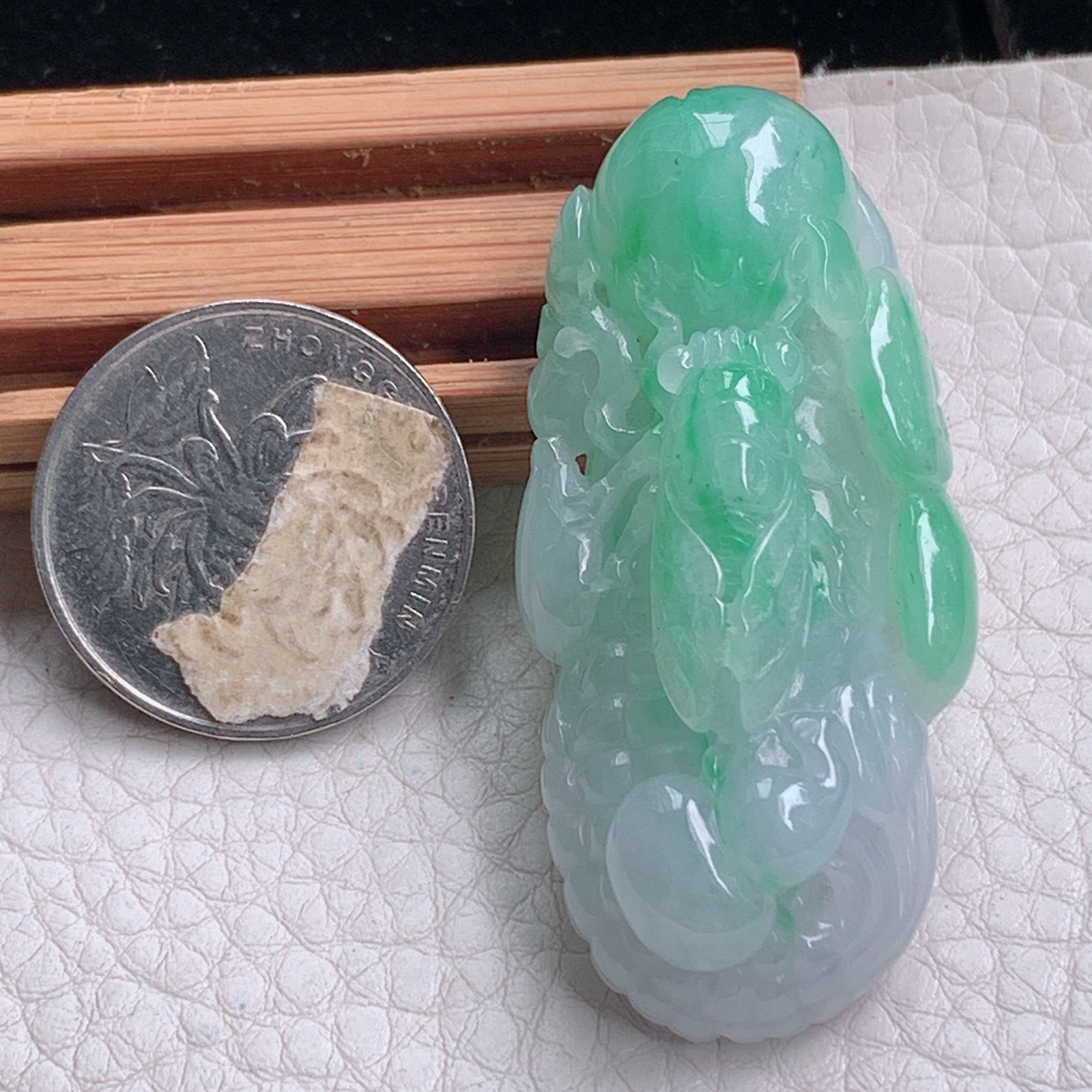 zz3实拍52*25.3*18缅甸翡翠冰透浅绿金玉满堂吊坠 一鸣惊人知了玉坠