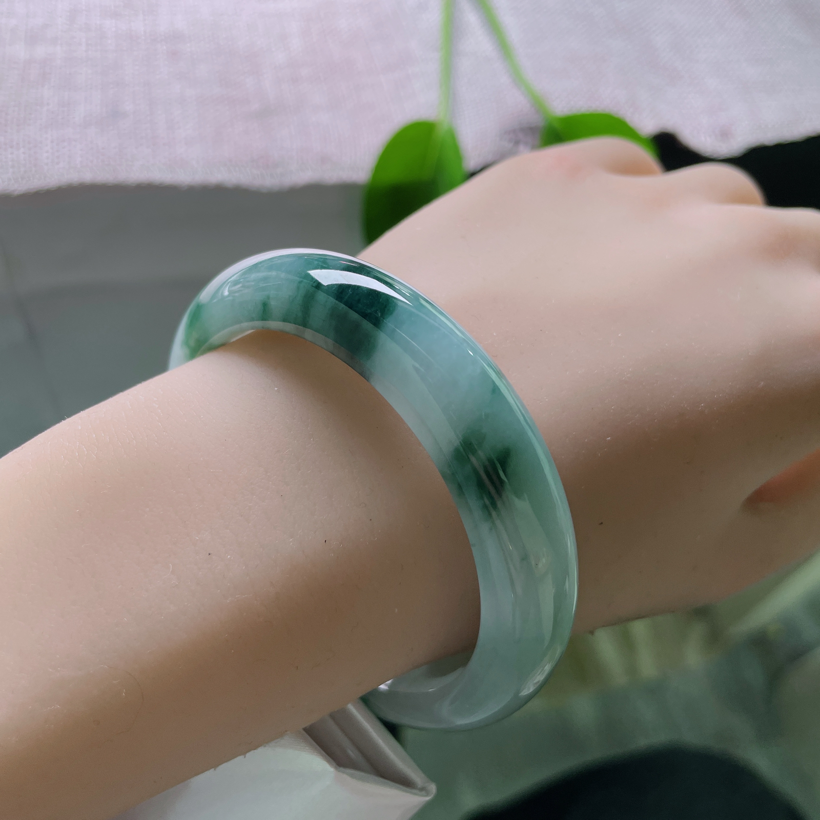 54.5/12.8/8.4，飘花正圈，方寸玉间，藏着一片江南。肉质细腻，种老，棉线