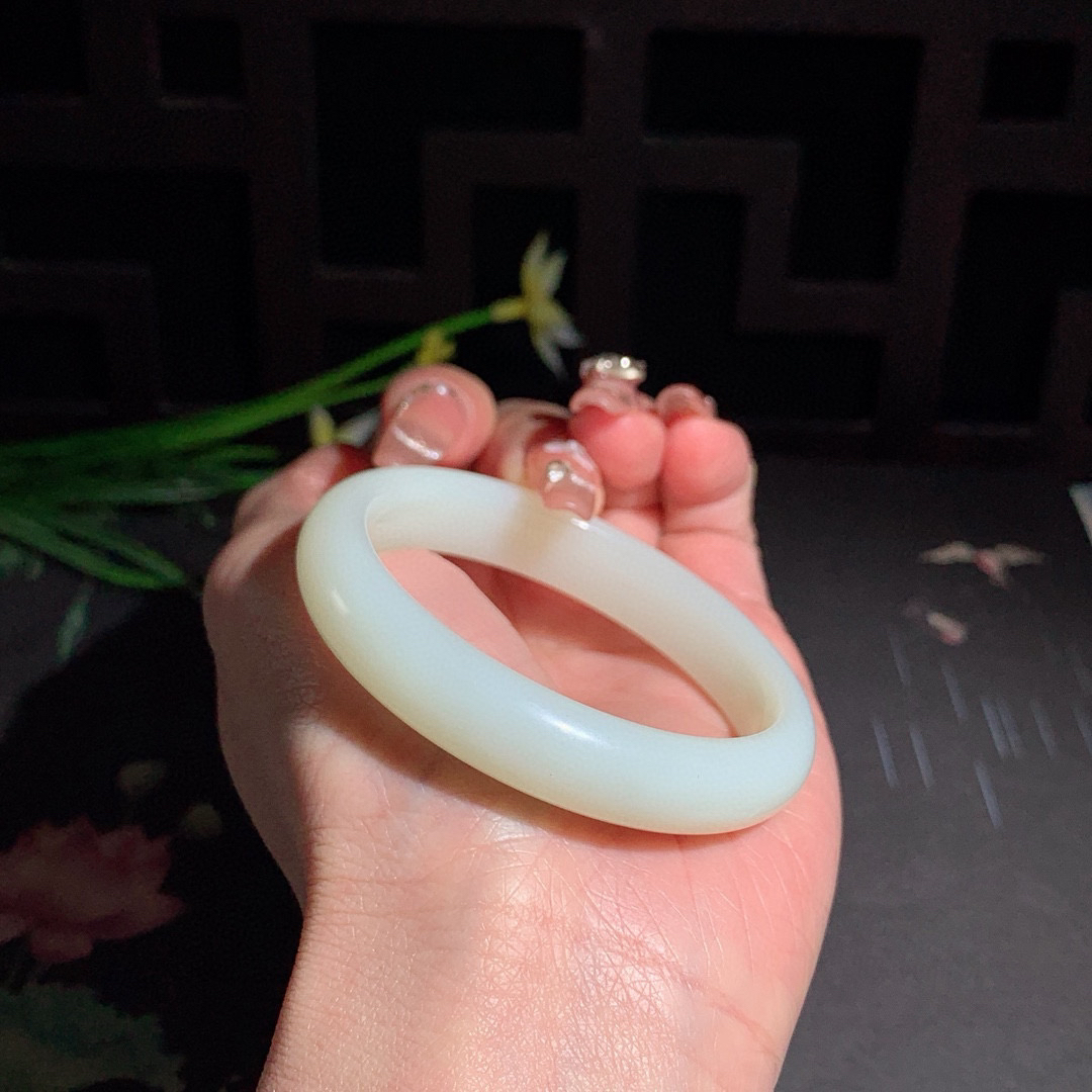 和田玉50.5圈青白玉手镯！玉质细腻油润 底色纯净 无裂无杂 脂粉好，品质高。