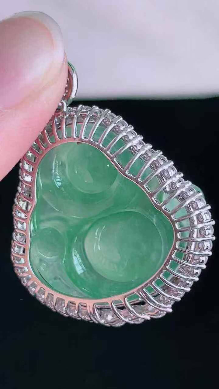 【翡翠名称】18K金镶钻高冰晴绿佛公吊坠
【翡翠尺寸】含金37/30.6/11.5mm
【翡翠描述】宝贝种老水足，玉质细腻，色泽靓丽，性价比高，佩戴效果好！
【其它赠送】权威证书/精美挂绳盒子/支持全国复检