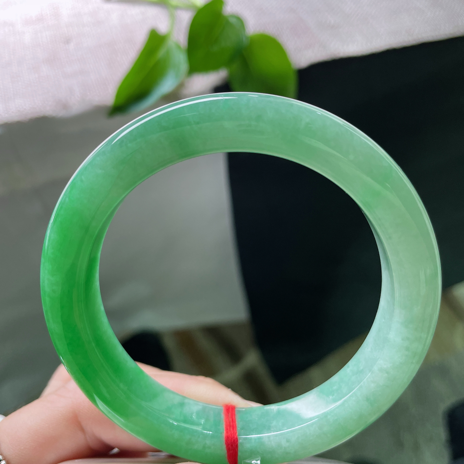 58.1/11.4/9.8绿底正圈，静水深流，满绿藏心。沉稳又不失庄重。无纹裂。