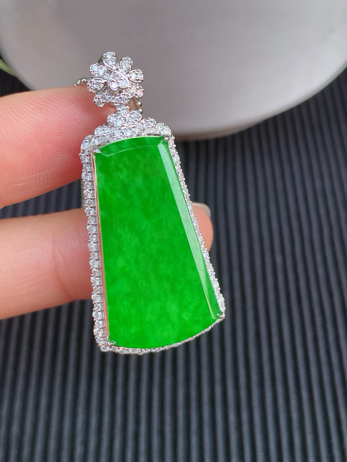 ​​​​冰阳绿无事牌吊坠​​ 
冰种质地，色泽鲜阳浓郁，荧光感满满
18K金镶嵌，奢华又精致
实物更美～