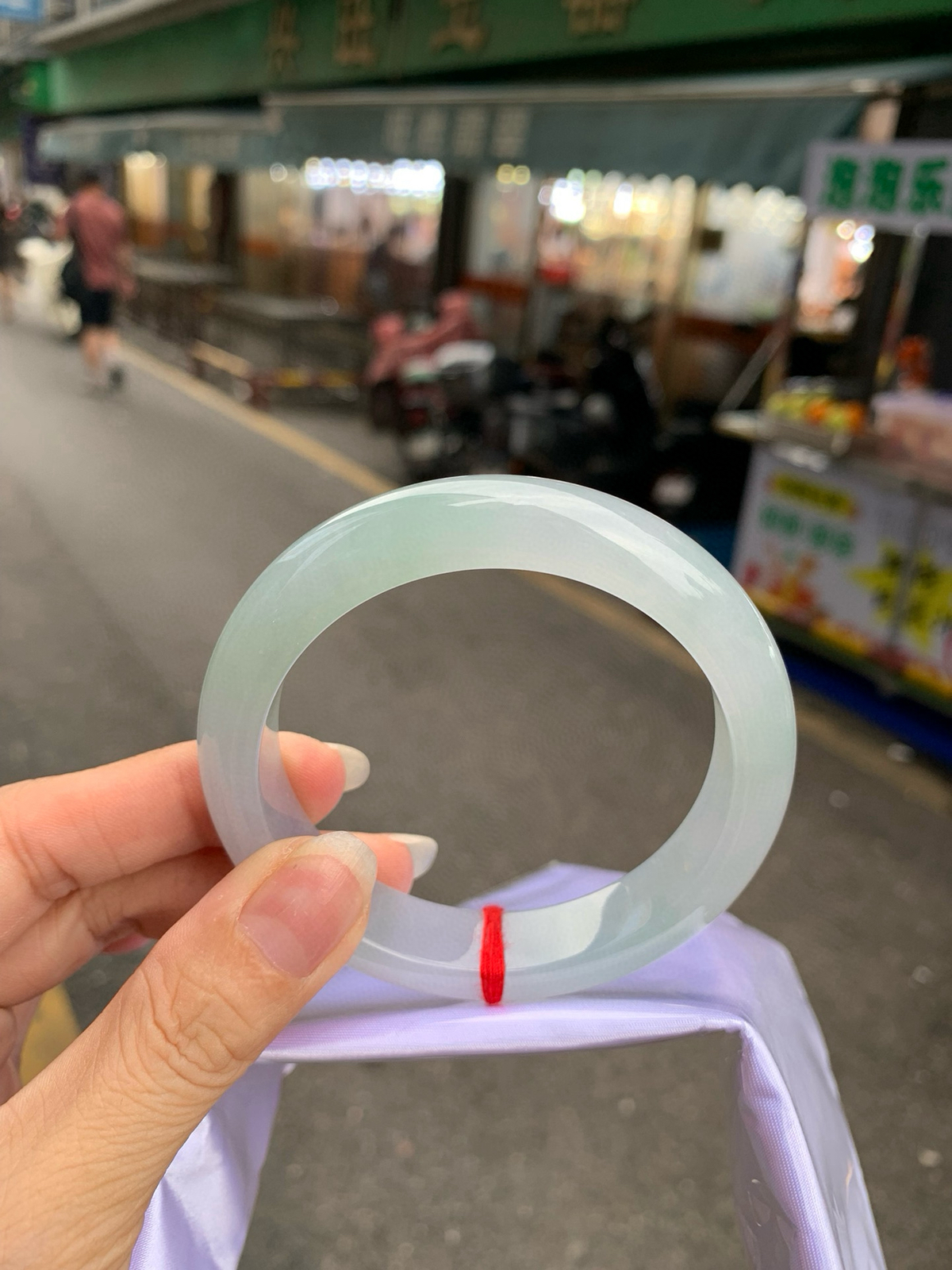 淡春彩正圈
58.7-8.7-13
底妆水润细腻，淡淡晴绿底色和淡紫底宛如春天的繁华。在岁月的长河流转中绽放着独特的魅力，气质温婉而迷人。