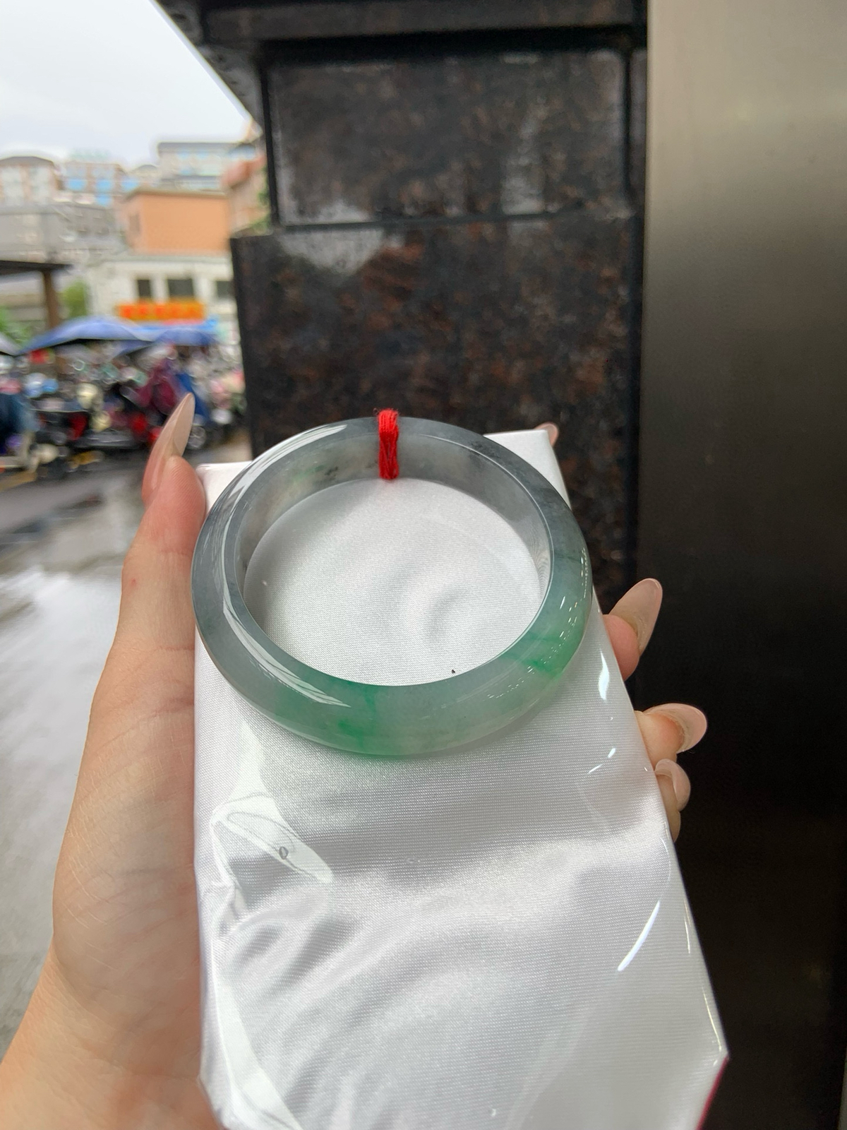 乌鸡飘绿正圈
56.3-13-9.2
底妆干净细腻，阳绿花色点睛之笔，芝麻糊即视感，比较有特色的一条美镯