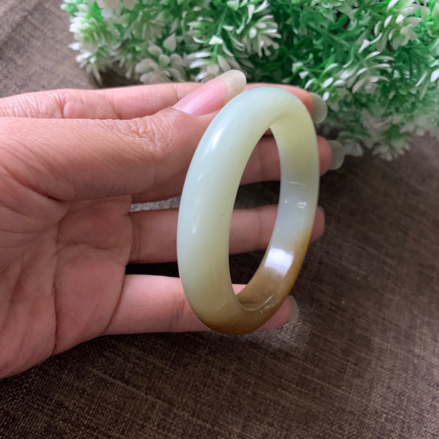 56圈口和田玉且末糖手镯，镯型古朴典雅。在诗情画意的雨巷相遇，你是我腕间的一抹风情，有你眸有深情.清风荡漾湖间静水，我愿俯身低眉，在烟波涟漪处寻