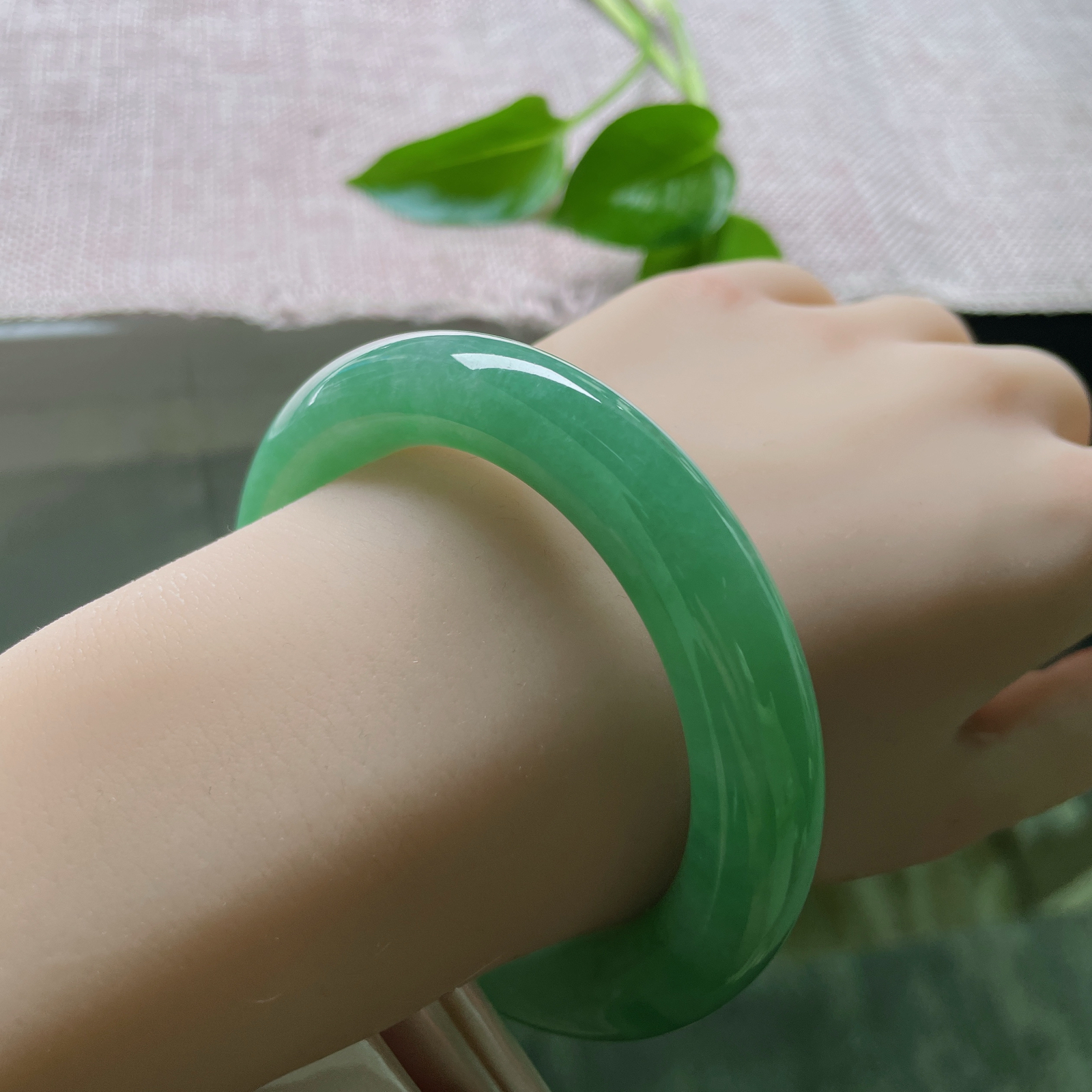 55.4/11.8，满绿圆条，瑰丽，藏一片春水在底，衬得浮翠愈发灵动。无纹裂