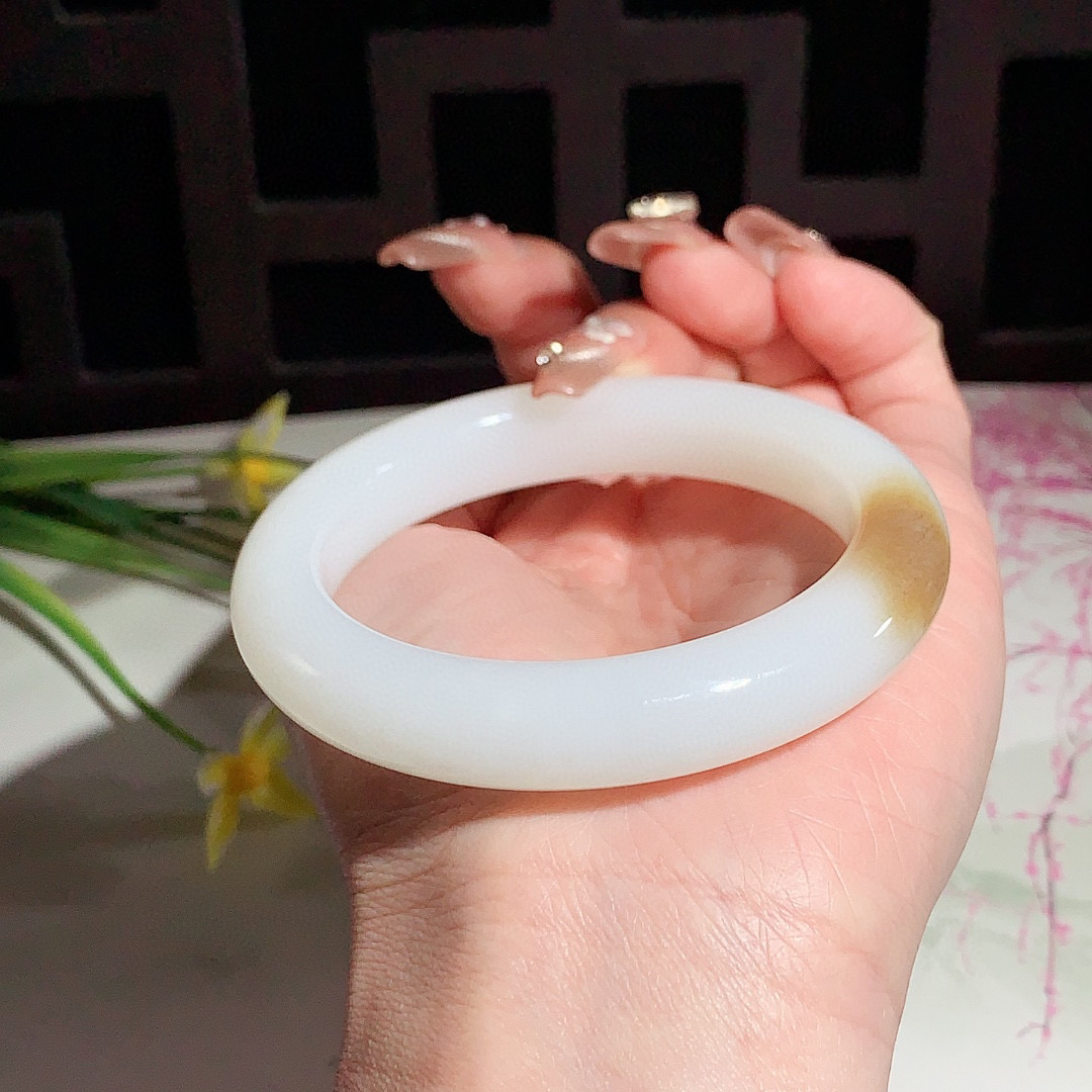 收藏款，和田玉55圈口且末糖手镯！玉质细腻油润 底色纯净 无裂无杂 脂粉好，品质高。