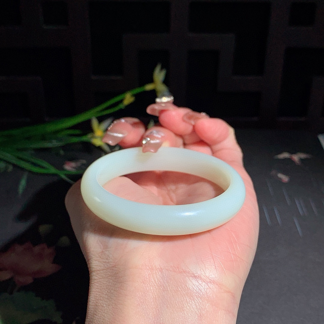 和田玉50.5圈青白玉手镯！玉质细腻油润 底色纯净 无裂无杂 脂粉好，品质高。