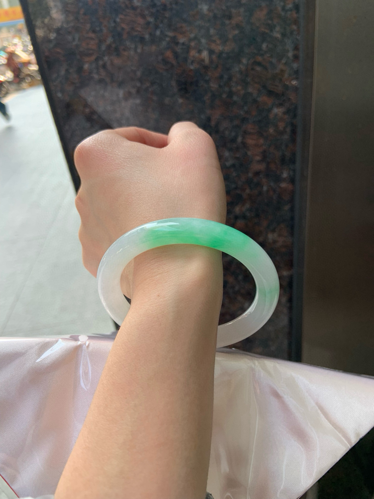 飘绿，白底青圆条，阳春白雪的感觉
57.5-9.7-9.5