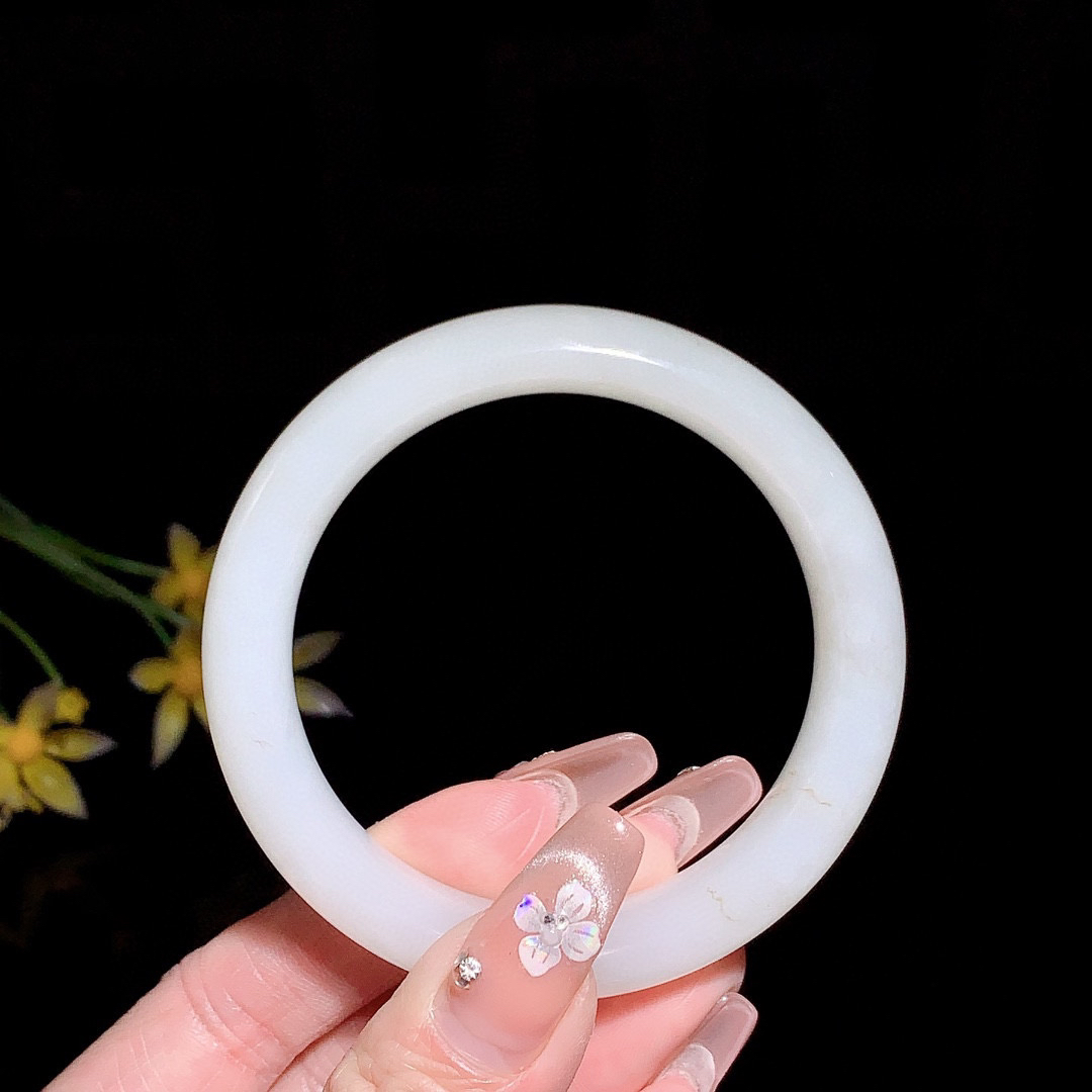 和田玉55.5圈口白玉漂花宽条手镯！玉质细腻油润 底色纯净 脂粉好，品质高