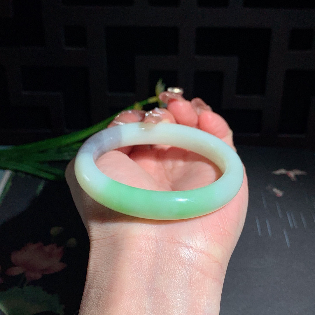 和田玉55圈口翠青三色手镯！玉质细腻油润 底色纯净 无裂无黑 脂粉好，品质高