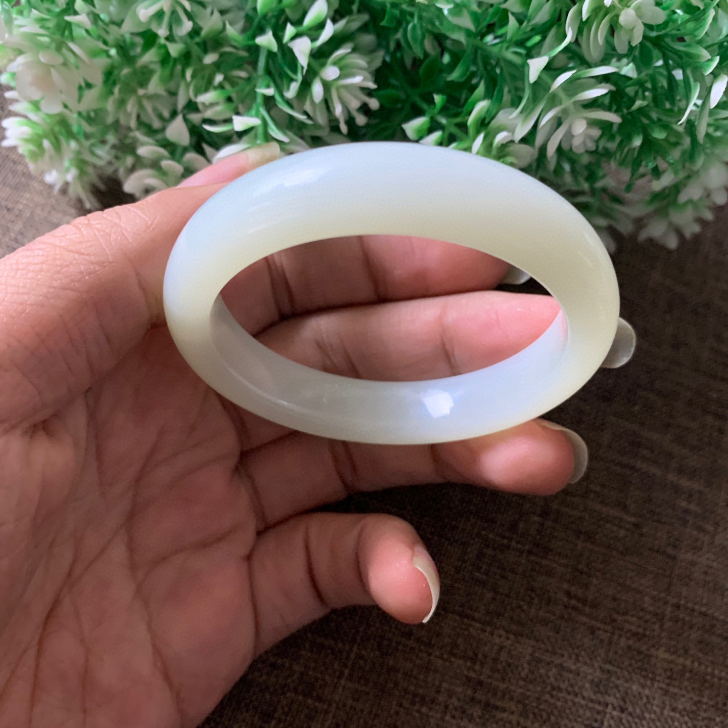 49.9圈口和田玉羊脂白手镯【挽间柔情】，镯型古朴典雅。在诗情画意的雨巷相遇，你是我腕间的一抹风情，