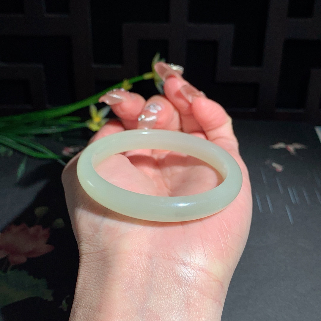 和田玉51.5圈晴水色手镯！玉质细腻油润 底色纯净 无裂无黑 脂粉好，品质高。