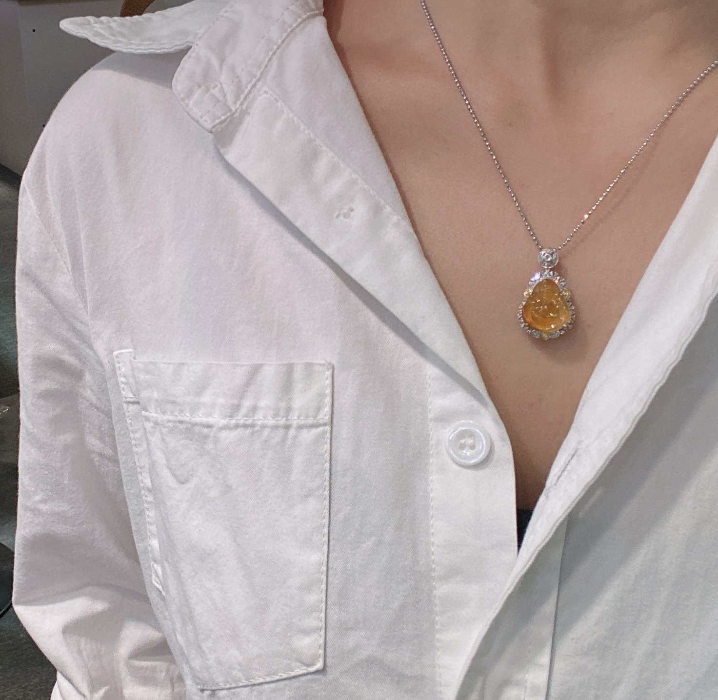 冰黄翡财神吊坠 
冰透种好，招财必备
18k金镶嵌，高性价比‼️实物更美～