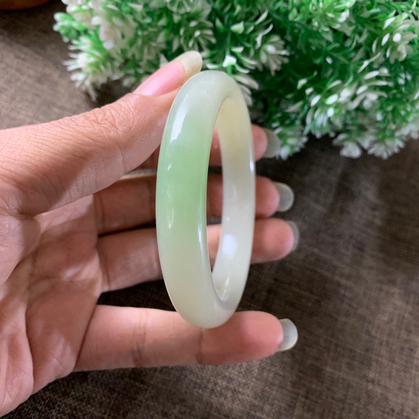 55圈口和田玉翠青手镯，镯型古朴典雅。在诗情画意的雨巷相遇，你是我腕间的一抹风情，有你眸有深情.清风