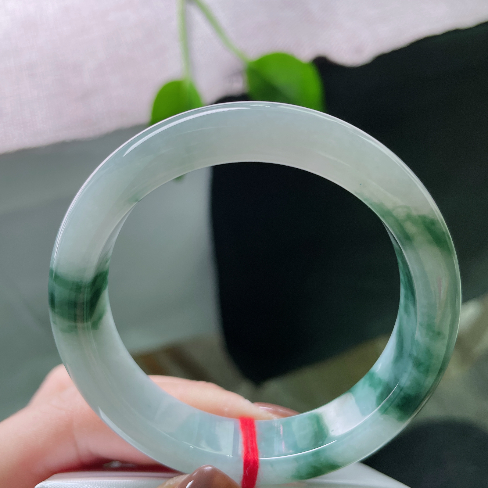 54.5/12.8/8.4，飘花正圈，方寸玉间，藏着一片江南。肉质细腻，种老，棉线