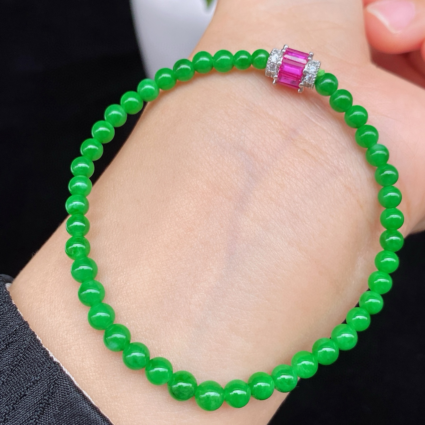 冰阳绿小米珠手串
种老肉细，色阳色正
精致简约，高性价比‼️实物更美～