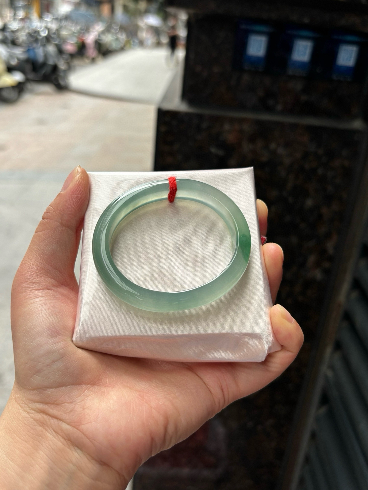 冰湖水绿飘花贵妃
51.6-44-9-7.2
底妆干净冰胶细腻，湖水绿的底色清爽耐看，室内室外都一样飘花灵动温婉有气质