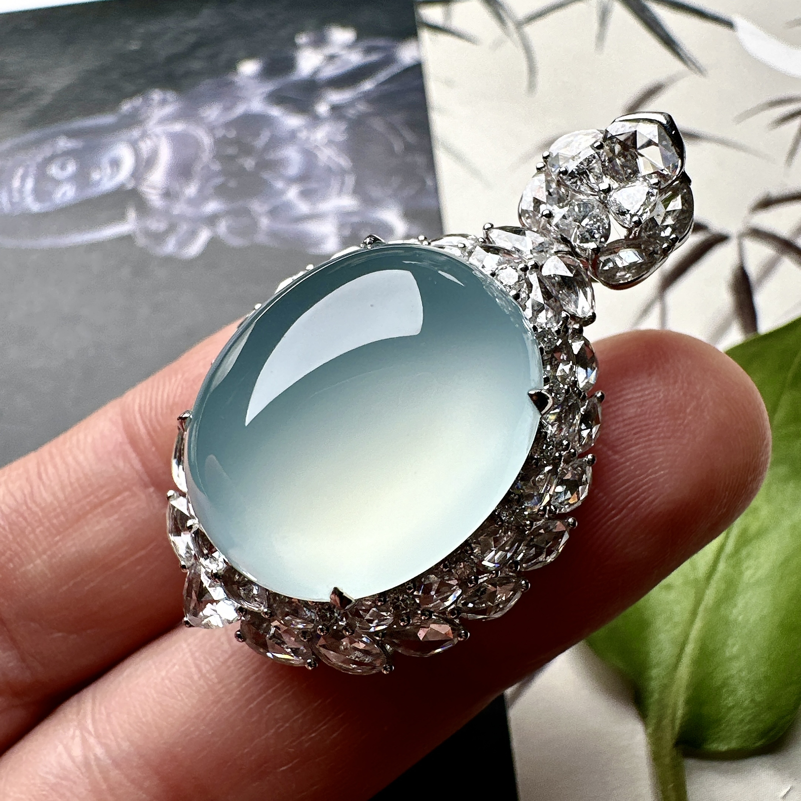 【冰种天空蓝蛋面吊坠】种地上乘，冰感十足，通透起光，饱满圆润，18k金钻镶嵌，裸石尺寸19.8*16.6*9.3毫米。