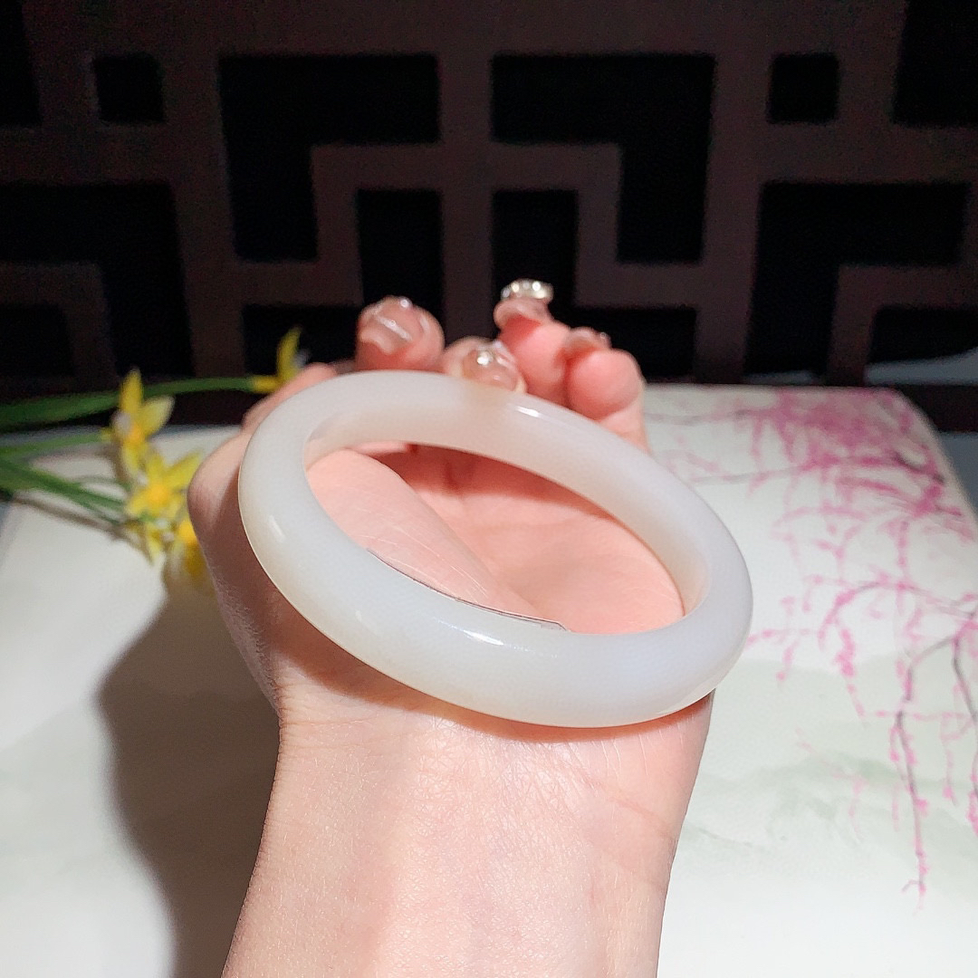 和田玉59圈口藕粉色手镯！玉质细腻油润 底色纯净 无裂无杂 脂粉好，品质好！