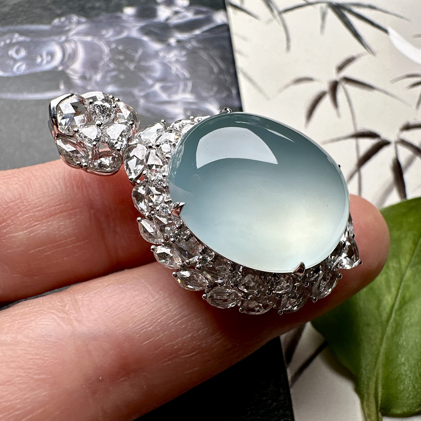 【冰种天空蓝蛋面吊坠】种地上乘，冰感十足，通透起光，饱满圆润，18k金钻镶嵌，裸石尺寸19.8*16.6*9.3毫米。