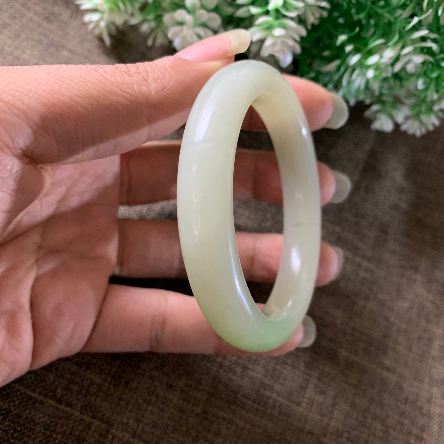 55圈口和田玉翠青手镯，镯型古朴典雅。在诗情画意的雨巷相遇，你是我腕间的一抹风情，有你眸有深情.清风荡漾湖间静水，我愿俯身低眉，在烟波涟漪处寻